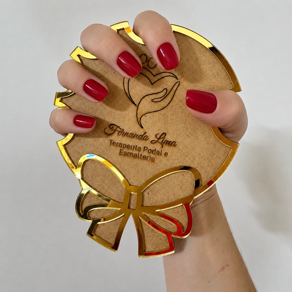 Plaquinha Expositora de Unhas Personalizada MDF e Acrílico Dourado | Porta Mão para Fotos de Nail Designer