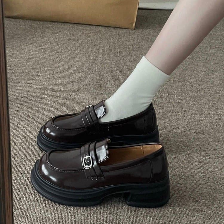 Marrom Retro estilo britânico aumentado de sola grossa pequenos sapatos de couro feminino 2026 primavera novo estilo des