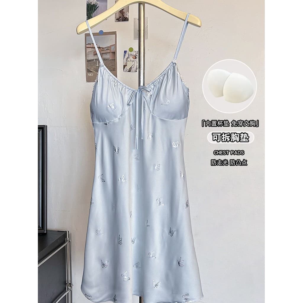 Sling Nightdress feminino verão 2026 novo estilo verão gelo seda High-End influenciador prata azul com almofada no peito