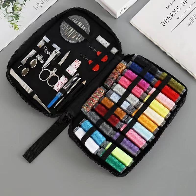 Kit Costura Portátil Multifuncional Preto c/ Agulhas e Linhas. Prático Estojo de Reparo para Casa e Viagem