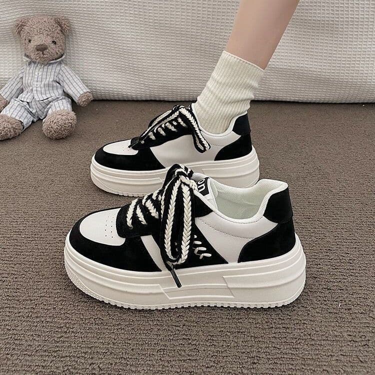 Novos sapatos femininos verão ins na moda nicho tênis casuais de sola grossa trigo orelha sapatos brancos