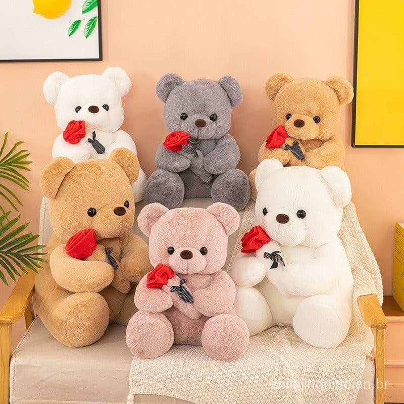 Urso de pelúcia de 25 cm segurando uma rosa