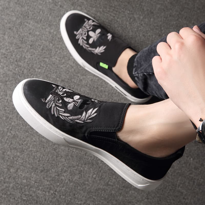Estilo de verão na moda mocassins masculinos versão coreana juventude tênis casuais masculino All-Match malha bordado re