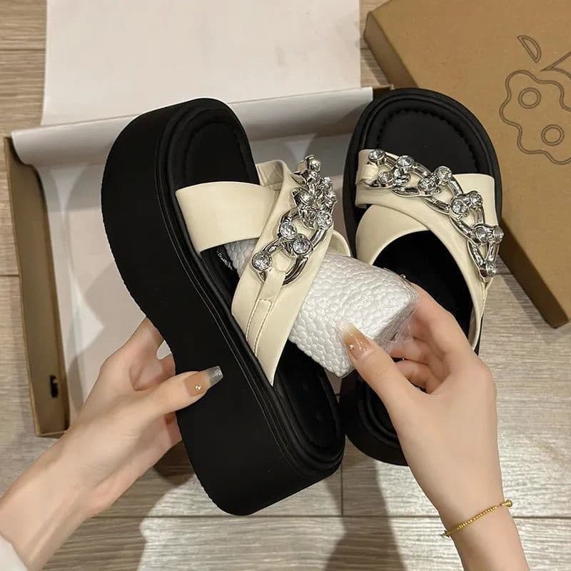Sandálias de fundo aumentado chinelos de moda uma palavra novo estilo 2026 pequeno strass exterior Wear praia grosso chi