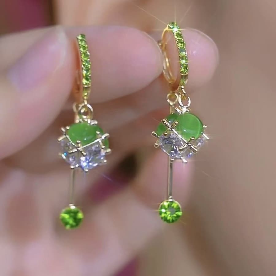Novos Brincos Elegantes e Modernos de Luxo Leve com Borlas Esféricas Verdes 0Q01