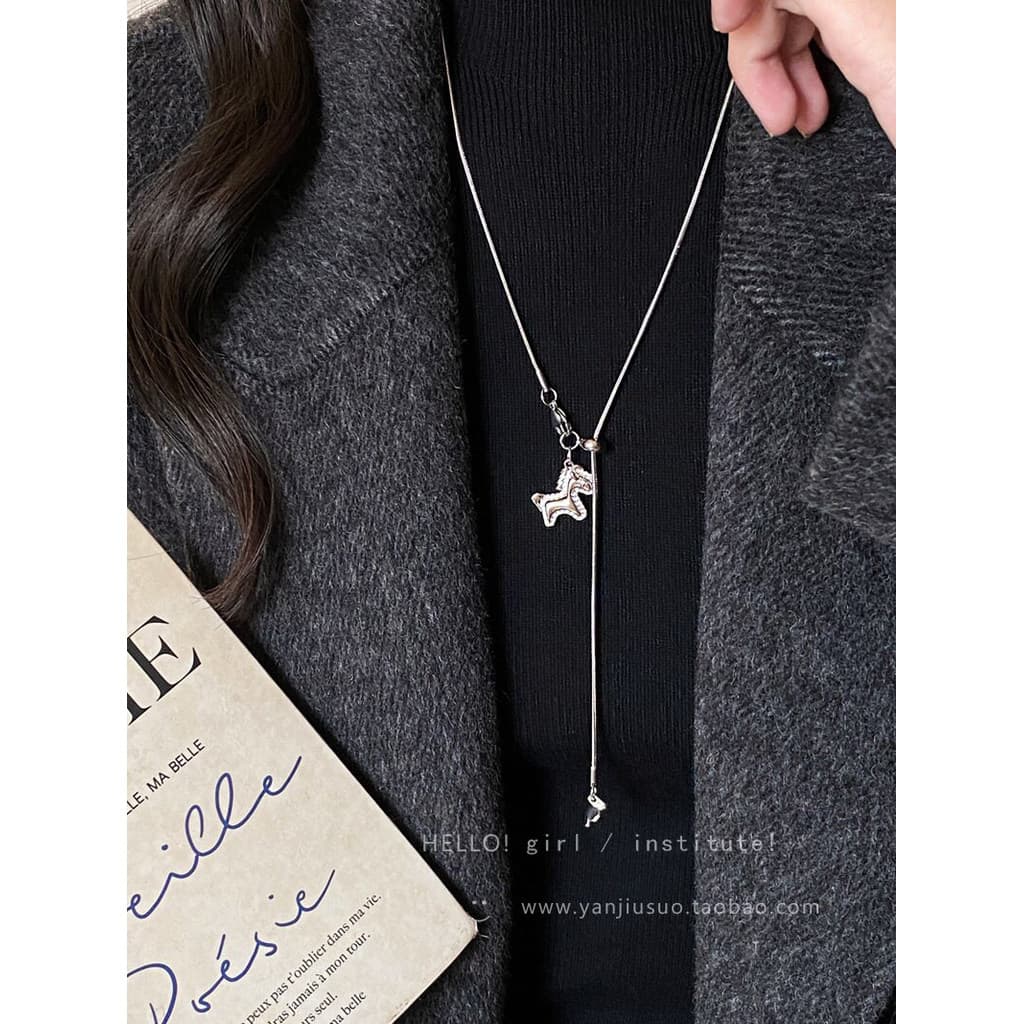 colar aço inoxidável colar Prata fosco gelo pônei pingente colar feminino High-End luz luxo nicho Design desenhar alon