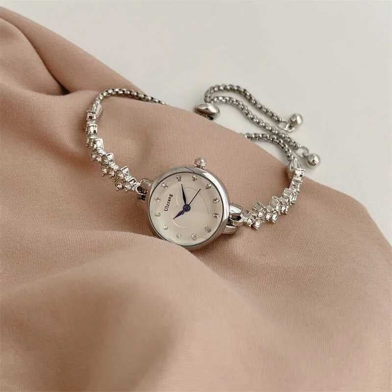 2025 novo estilo relógio feminino nicho luz luxo estudante borla Retro temperamento pequeno requintado estilo legal puls