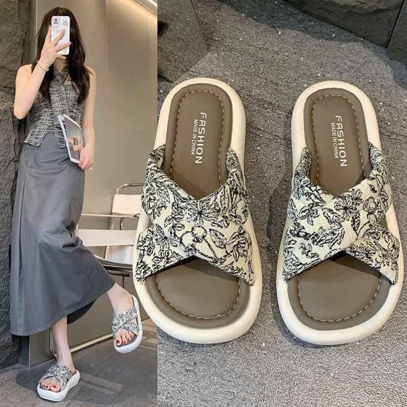 Chinelos de couro macio pisando na merda mulheres verão exterior Wear 2024 novo estilo de sola grossa com saia moda prai