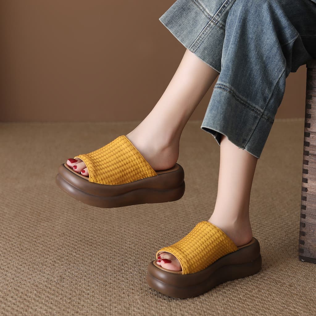 Primeira camada de couro sandálias de uma palavra mulheres verão novo estilo tecido antiderrapante boca de peixe chinelo