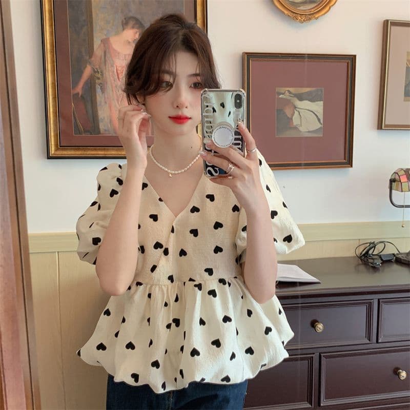 Design sentido com decote em V Floral chique camisa pequena feminina verão 2026 novo estilo estilo suave mais magro olha