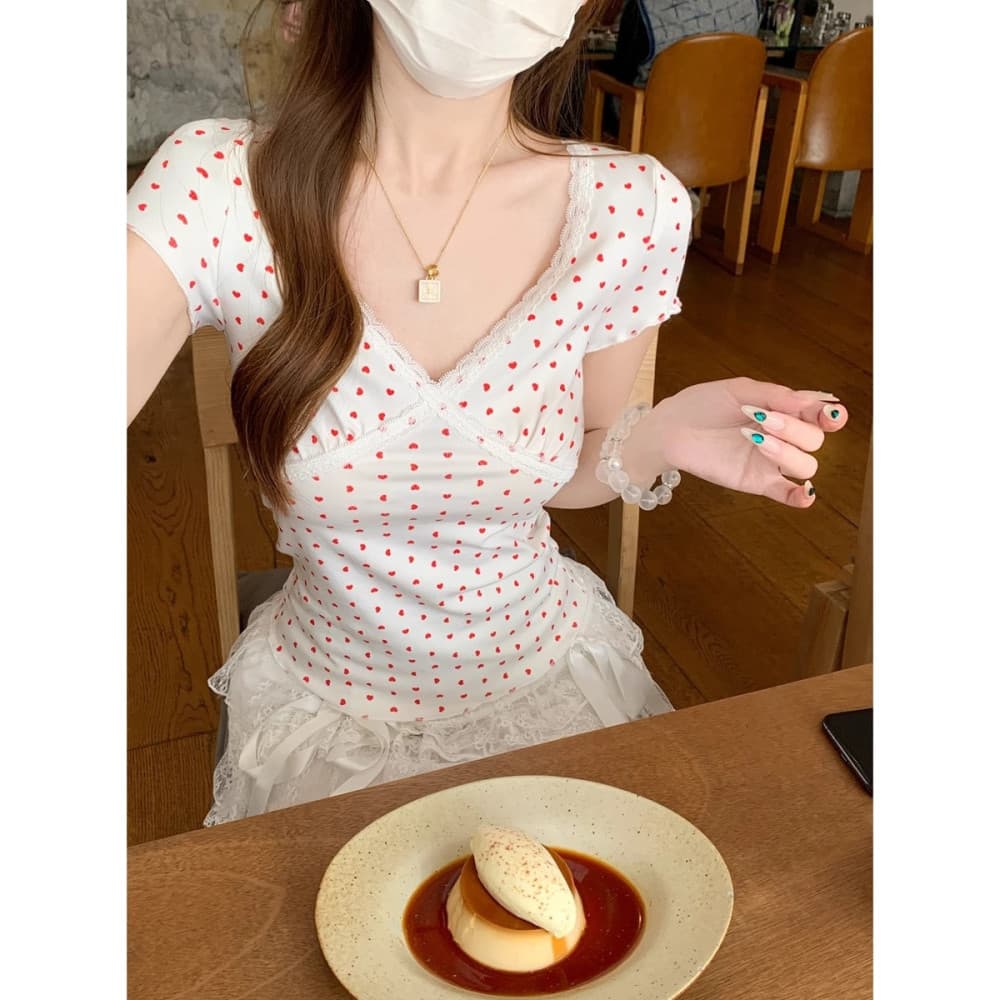 Estilo coreano cruz renda com decote em V coração impressão de manga curta camiseta feminina verão 2026 novo estilo puro
