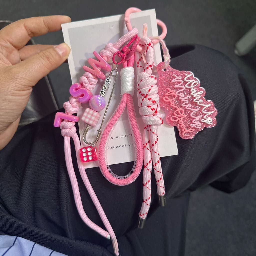 Chaveiro criativo, pingente de bolsa estilo Miu, pingente de telefone de corda trançada artesanal e colorida.