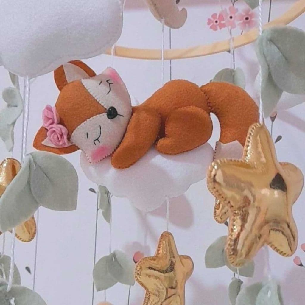 Móbile em feltro com raposinha dormindo na nuvem, perfeito para uma decoração delicada e aconchegante do quarto do bebê.