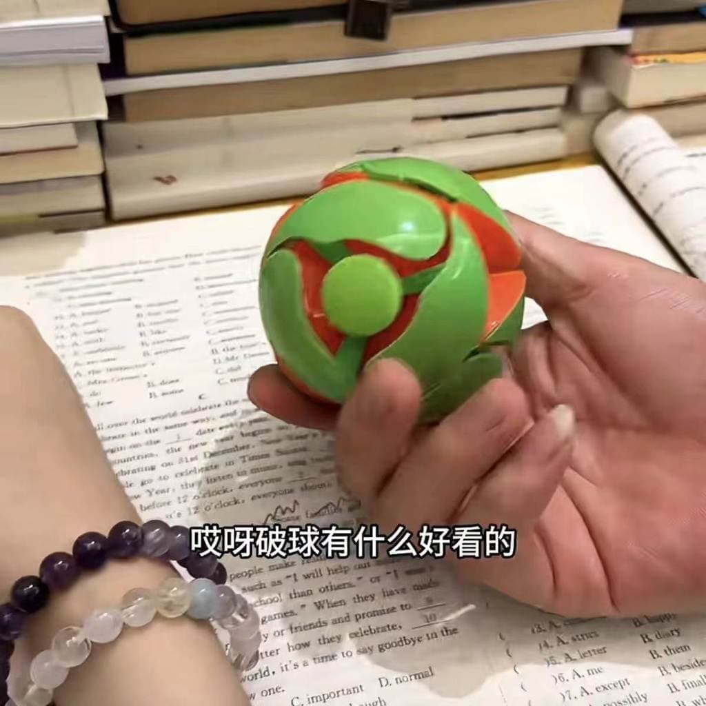 Mão jogando bola bola de mudança de cor mágica de duas cores brinquedo de descompressão bola de deformação mão joga