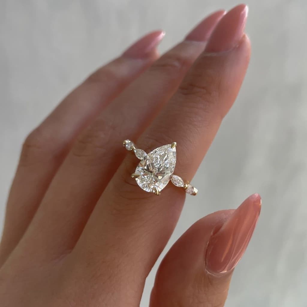 Anéis Clássicos de Luxo em Forma de Gota D'Água, Cor Dourada, para Mulheres, Joias de Moda com Pedras Brancas Incrustada