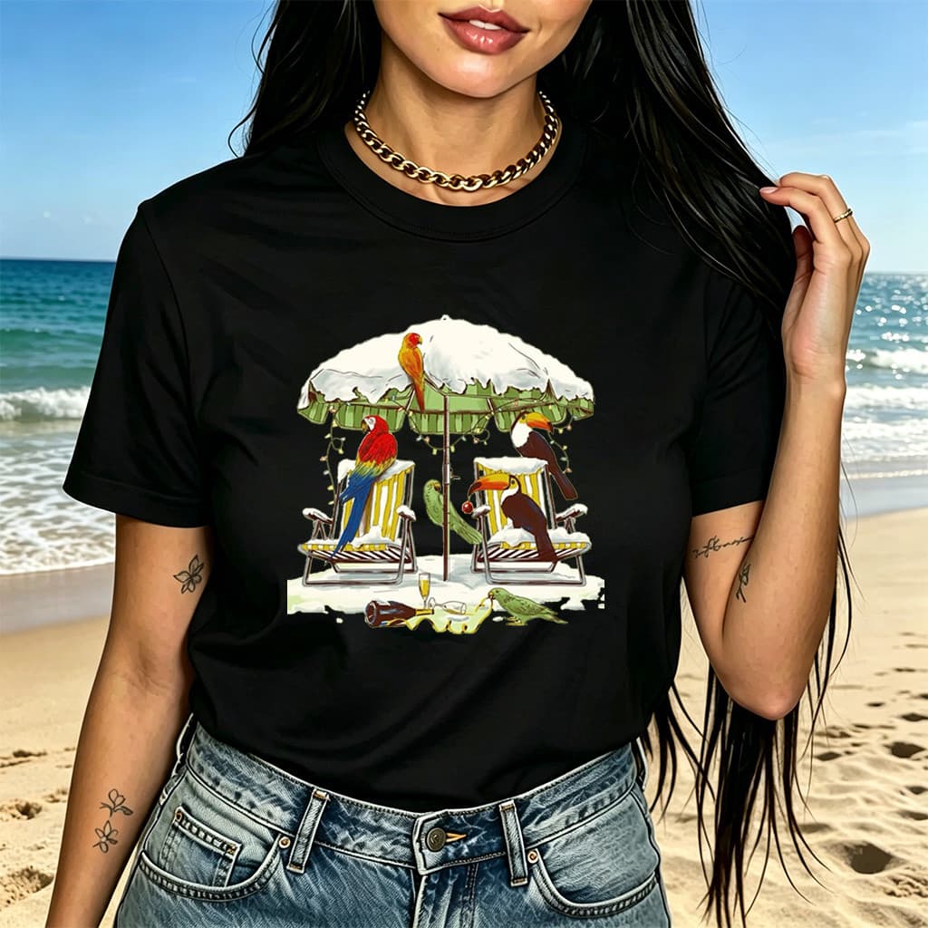 Camiseta Feminina Com Estampa de Passarinhos Coloridos Em Cadeiras de Praia Cobertas de Neve linda fofa e moderna moda f