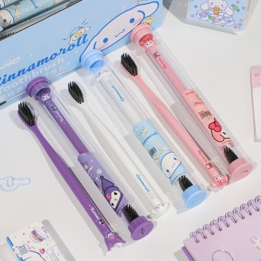 As duas personagens de desenho animado da Sanrio, Kuromi e My Melody, são escovas de dentes portáteis com cerdas sólidas