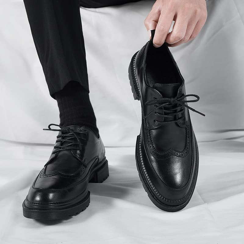 Sapatos de couro masculinos negócios Formal Wear Casual Brogue esculpido estilo britânico versão coreana aumentado terno