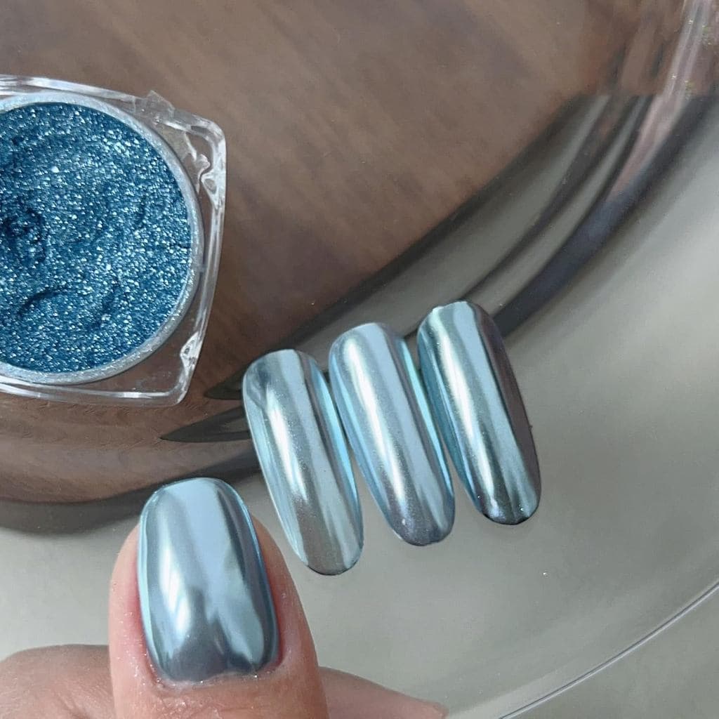 ADHERE Chrome Mirror Powder - Azul Celeste Claro, Pó Mágico Cromado para Unhas, Acabamento Metálico Hiper-Refletivo, Bri