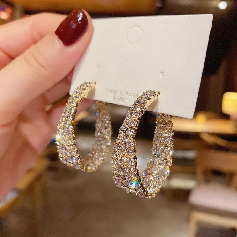 Brincos redondos de strass dourados brilhantes e requintados, adequados para mulheres, um acessório de moda que realça a