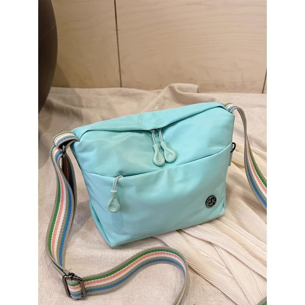 Pano de náilon Casual pequeno saco feminino 2024 novo estilo leve All-Match saco do mensageiro moda feminina Commuter si