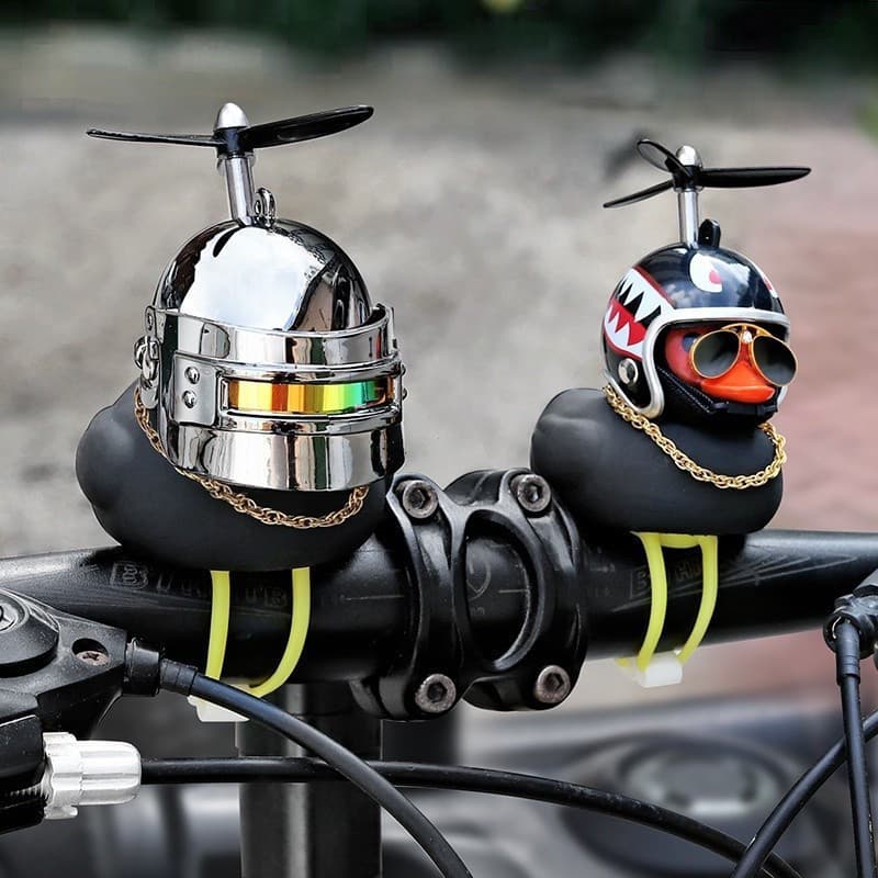 Pato Preto Com Capacete De Hélice Para Ornamentos De Motocicleta/Carro