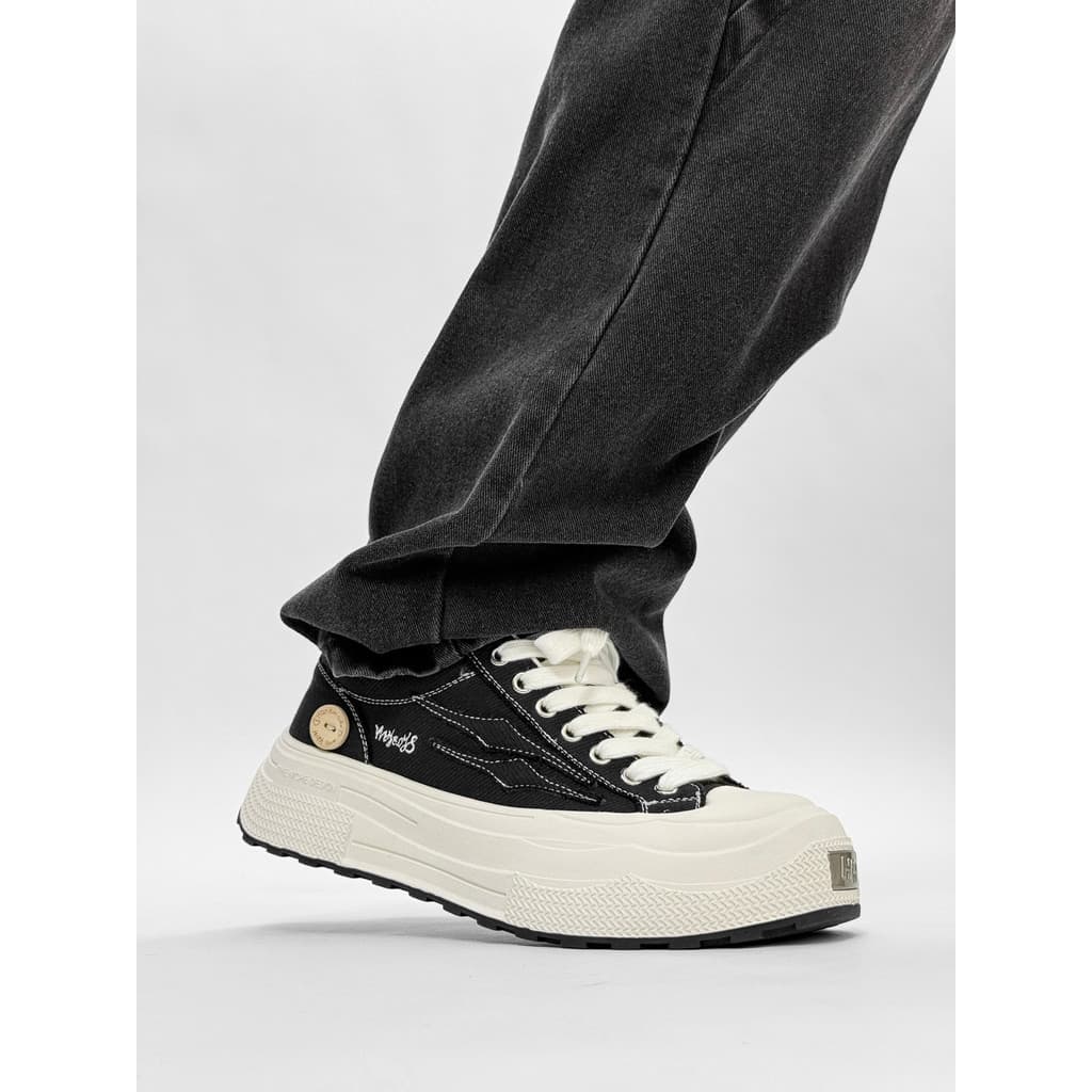 Sapatos de lona de sola grossa masculino nicho preto tênis de aumento de altura 2025 primavera outono novo estilo esport