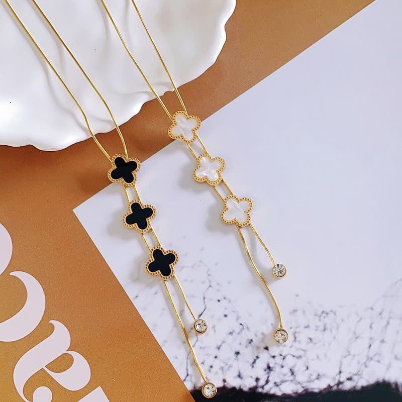 O novo Xinyun trevo de quatro folhas com borlas de diamante incrustado com acessórios de pingente de aço de titânio cola