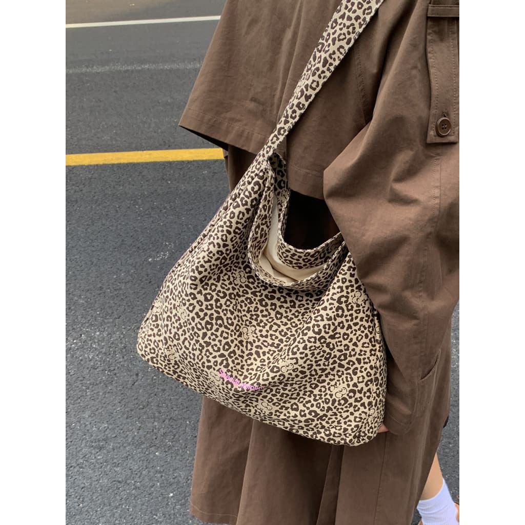 Bolsa com estampa de leopardo feminina 2025 novo estilo elegante Popular bolsa mensageiro de um ombro grande capacidade