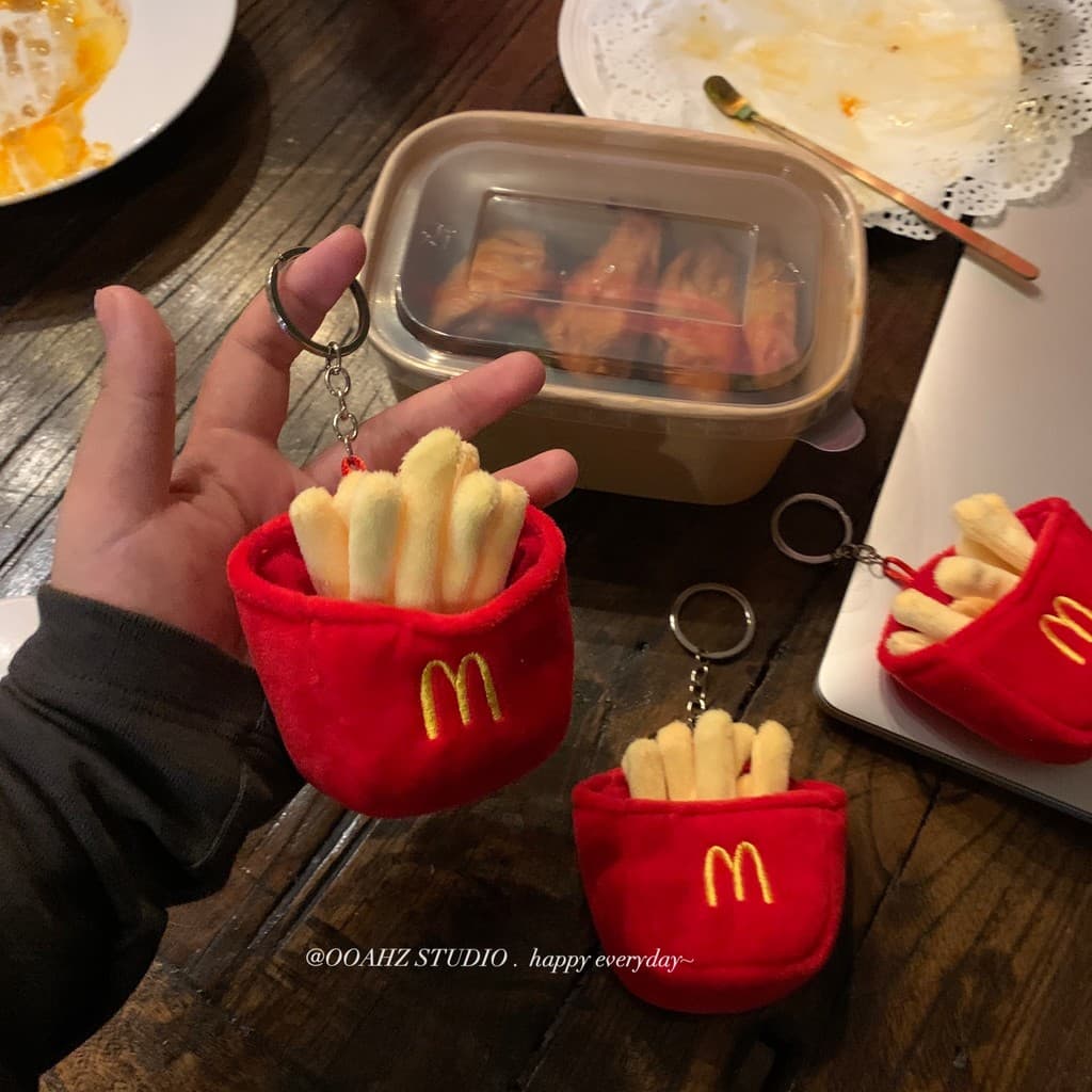 M pingente de batatas fritas ~ saco de pelúcia vermelho acessórios brinquedo roupas mochila chaveiro chave do carro bone