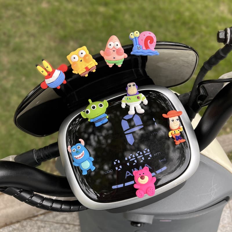 Enfeites de carro elétrico em estilo cartoon, novos acessórios fofos para motocicletas, acessórios decorativos para carr