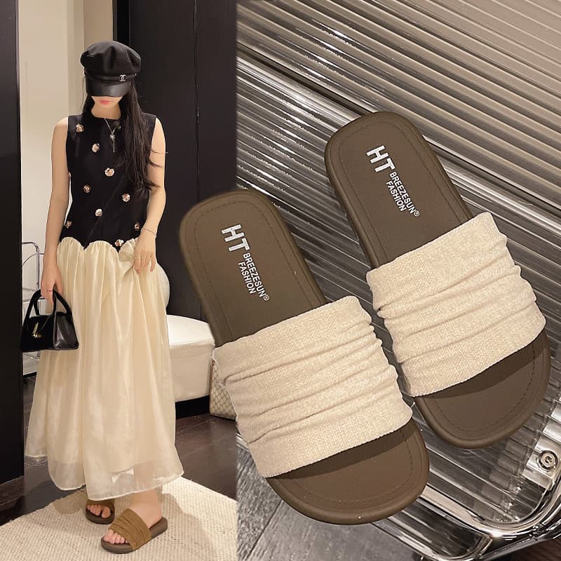 2026 novo estilo chinelos femininos verão exterior Wear na moda nicho estilo plissado sandálias antiderrapantes chinelos