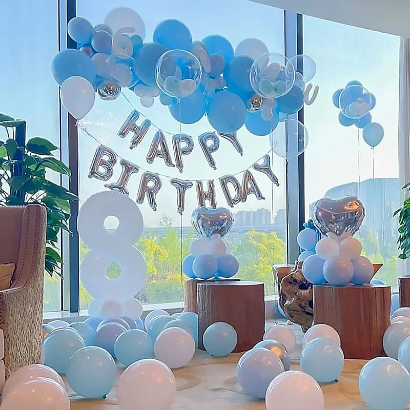 Meninos meninas bebê crianças feliz aniversário caixa cena fundo balões de parede arranjo de decoração cerimonial