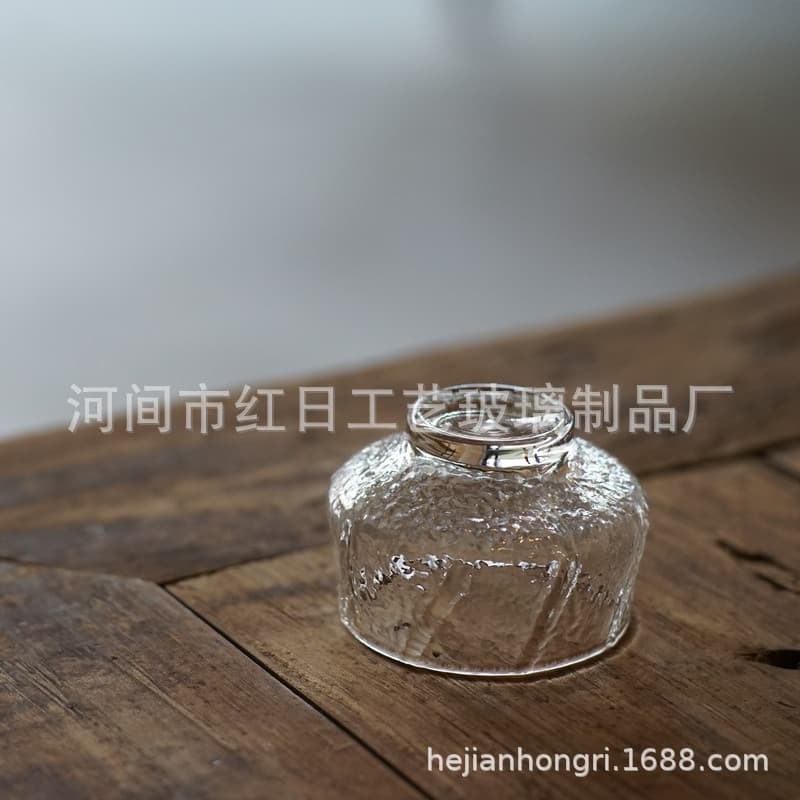Xícara de chá chinesa de vidro resistente ao calor de alta qualidade, finamente trabalhada e com padrões.