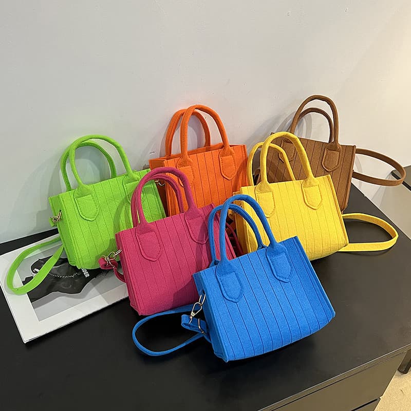 Moda na moda Casual bolsa de feltro 2023 novo estilo diamante um ombro saco do mensageiro simples moda pequeno quadrado