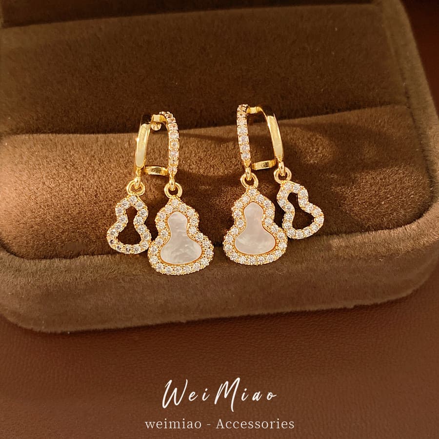2026 Primavera Luxo Cabaça Oco Zircão Brincos Elegante Versátil Deslocamento Orelha Jóias
