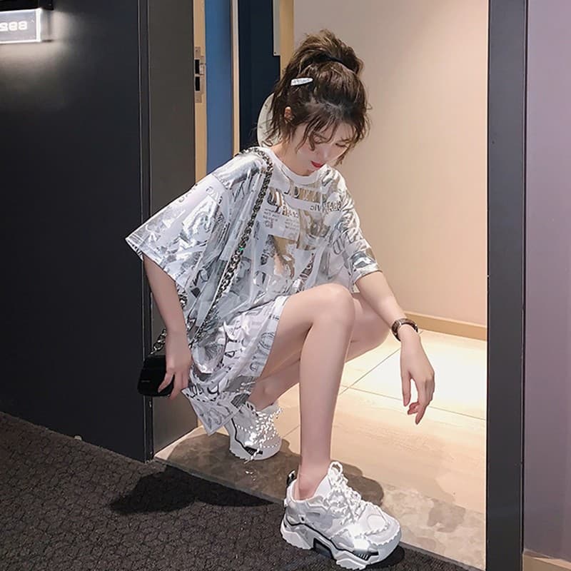 Vestido de verão 2026 novo estilo influenciador brilhante manga curta camiseta feminina Design solto topo ins Super quen