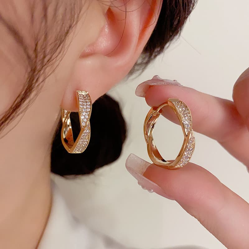 Brincos torcidos vermelhos exagerados Design nicho incrustado mesmo High-End japonês coreano orelhas simples círculo Net