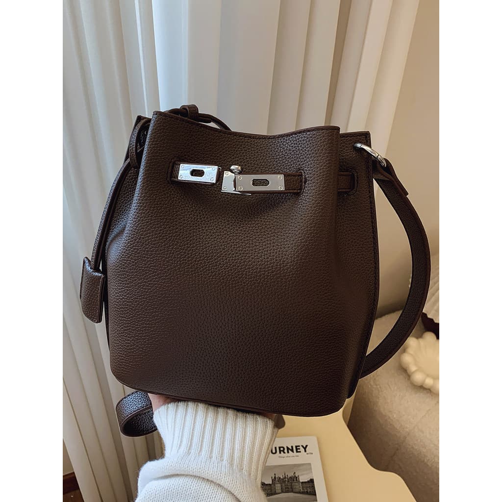 Luz de luxo nicho High-End saco feminino 2025 novo estilo Super quente estilo ocidental balde platina pequeno saco ombro