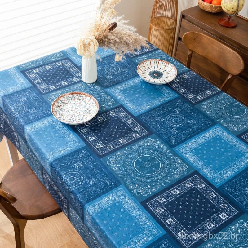 Mesa de jantar e mesa de centro em tecido aveludado azul e branco, com toalha de mesa retangular estampada em azul escur