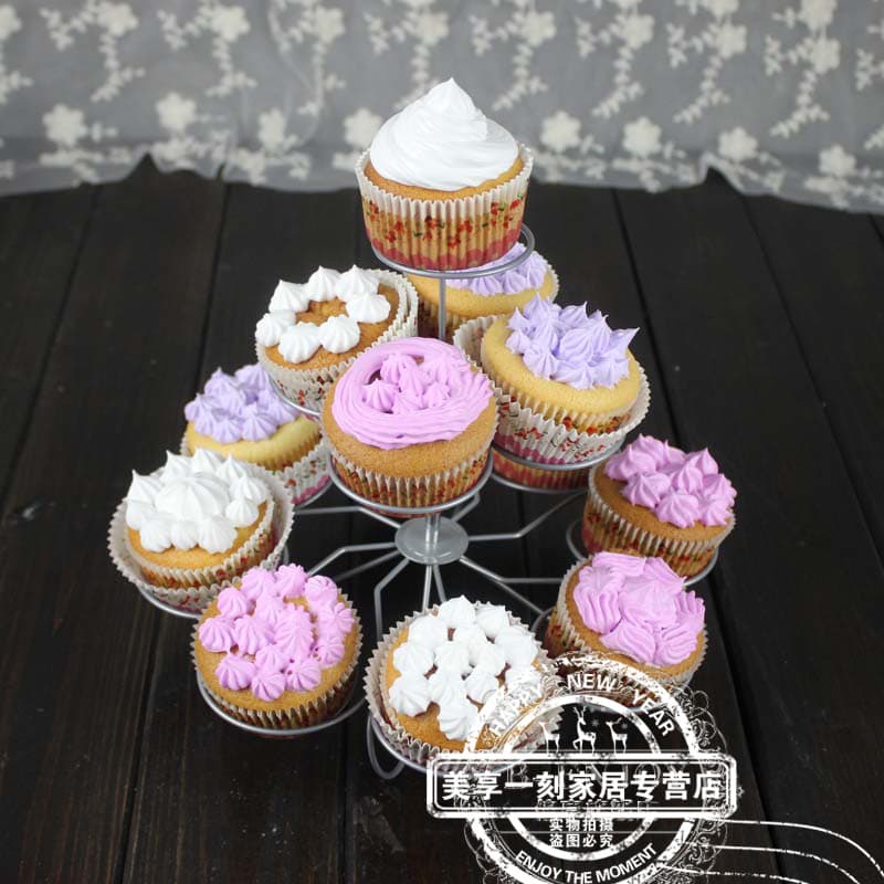 Arte em ferro três camadas/quatro camadas bolo suporte Cupcake expositor ocidental pastelaria casamento sobremesa suport