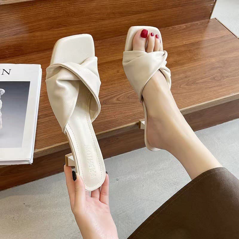 2025 verão novo estilo simples chinelos de salto alto salto de gato sapatos de salto alto francês feminino exterior Wear