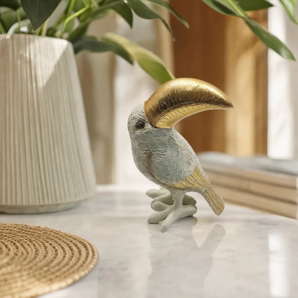 Enfeite Tucano Branco Dourado Decorativo Resina Plástica