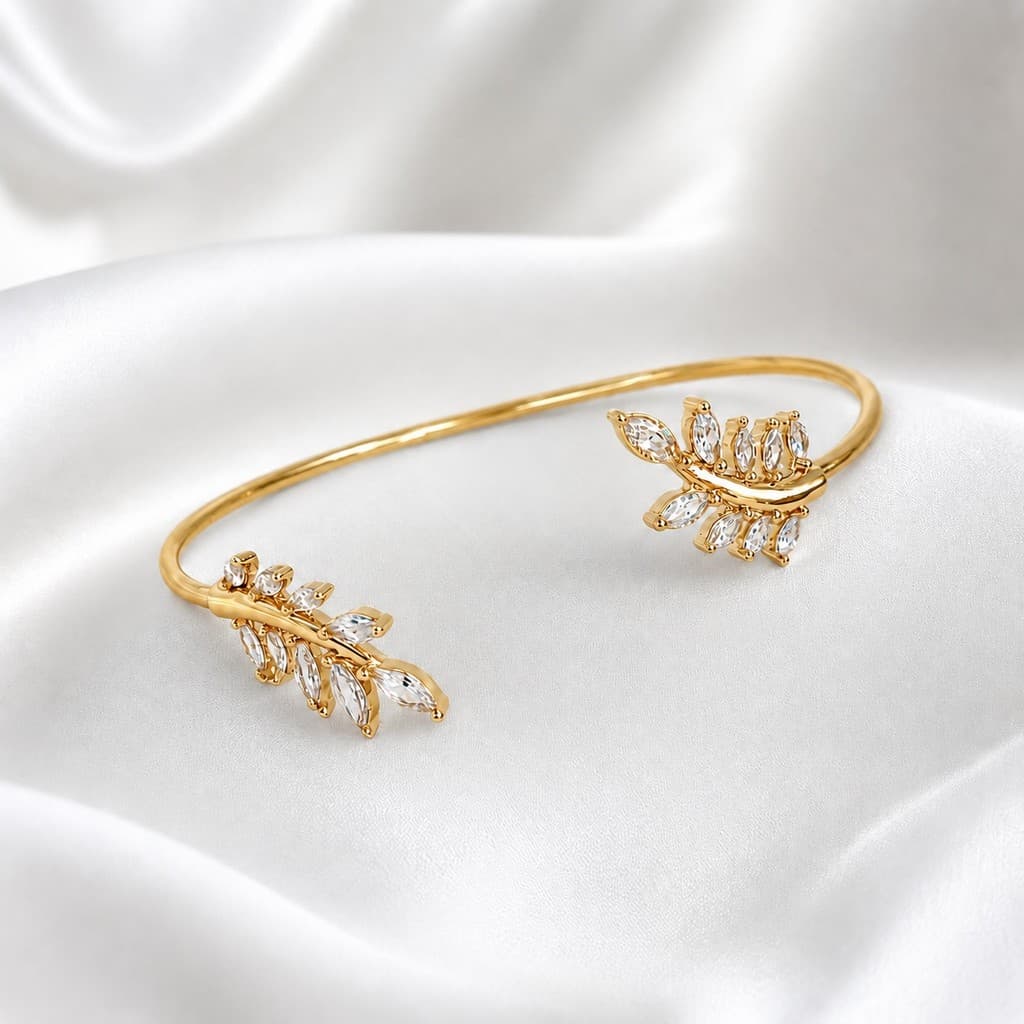 BRACELETE FOLHA CRAVEJADA DELICADA COR: DOURADO - Folheado a Ouro 18k