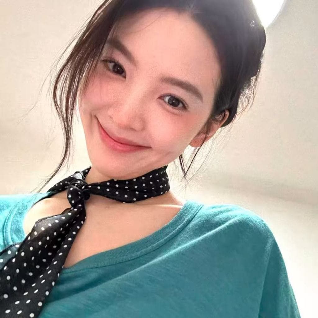 Zhang Ruonan mesmo estilo preto bolinhas lenço de seda feminino Retro longo estilo fino High-End rosa pescoço 2025 novo