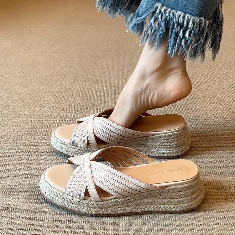 Chinelos saia novo estilo grosso Retro sola 2026 chinelos Kenbai legal verão nicho combinando feminino berbere sapatos e