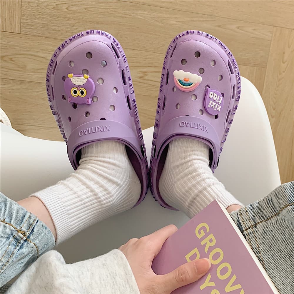 Buraco sapatos femininos verão ins na moda dos desenhos animados uso doméstico banho sola macia antiderrapante bonito Ba