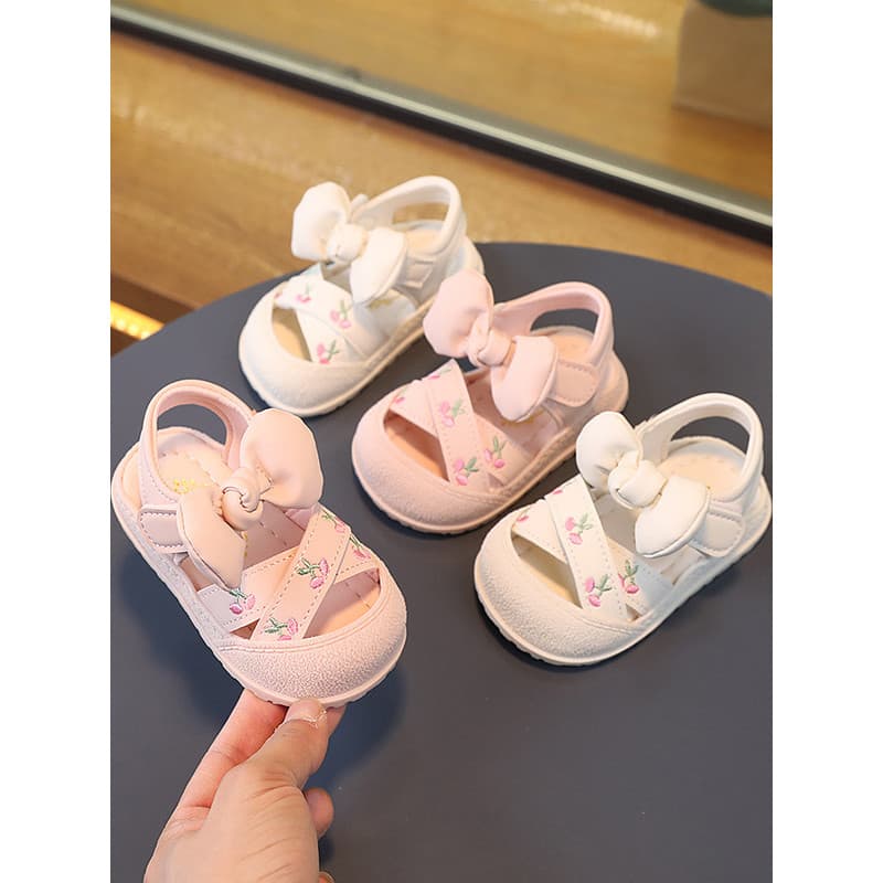 Sandálias femininas para bebês, 2025, estilo verão, 0, um, 1-2 anos, sola macia, sapatos para crianças pequenas, sapatos