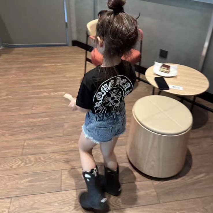 Versão coreana meninas terno 2026 verão estilo fino novo estilo gigante-olhando crianças preto impresso puro algodão de