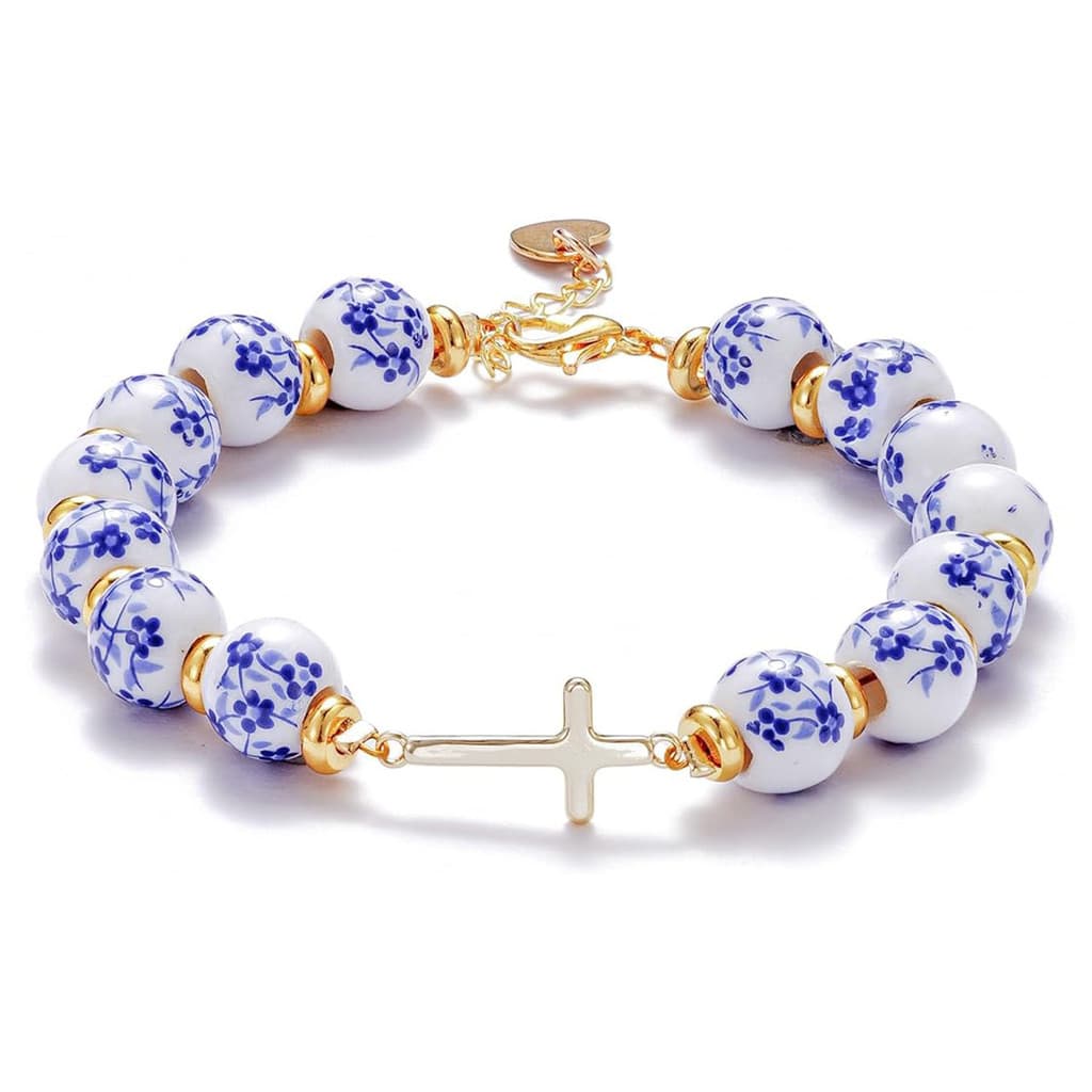 Pulseira de contas com cruz floral e espaçadores de contas douradas, corrente com terminais em formato de coração dourad